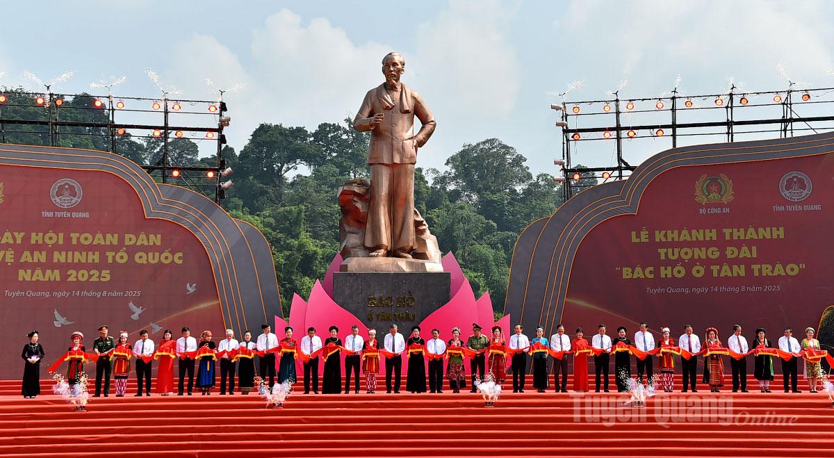 Các đại biểu cắt băng khánh thành tượng đài Bác Hồ.