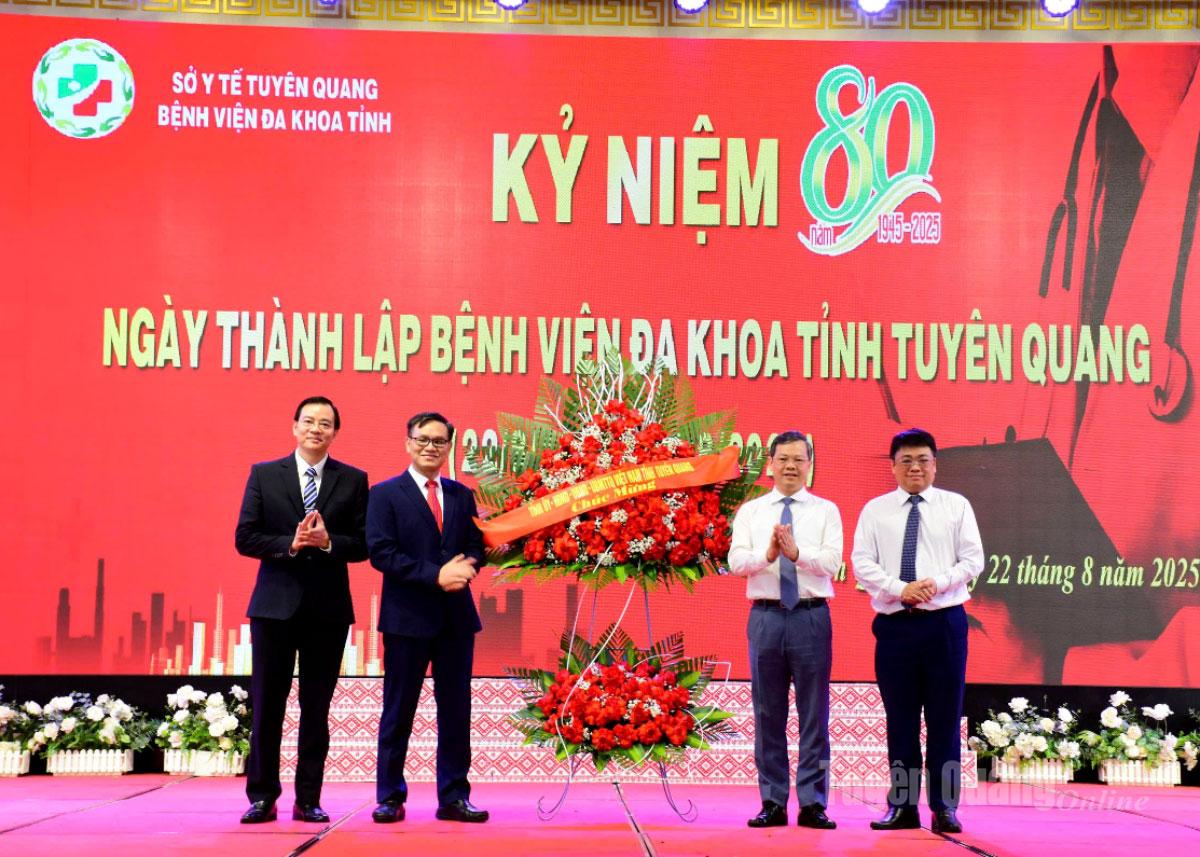 Đồng chí Nguyễn Văn Sơn, Phó Bí Thư Tỉnh uỷ, Chủ tịch HĐND tỉnh tặng hoa chúc mừng Bệnh viện Đa khoa tỉnh.
