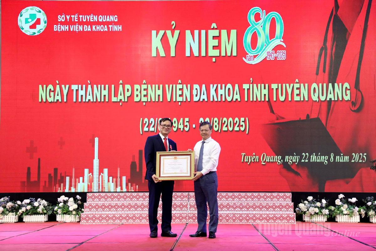Đồng chí Nguyễn Văn Sơn, Phó Bí Thư Tỉnh uỷ, Chủ tịch HĐND tỉnh trao Huân chương Lao động hạng Ba của Chủ tịch nước cho bác sĩ Nguyễn Hưng Đạo, Giám đốc Bệnh Đa khoa tỉnh.