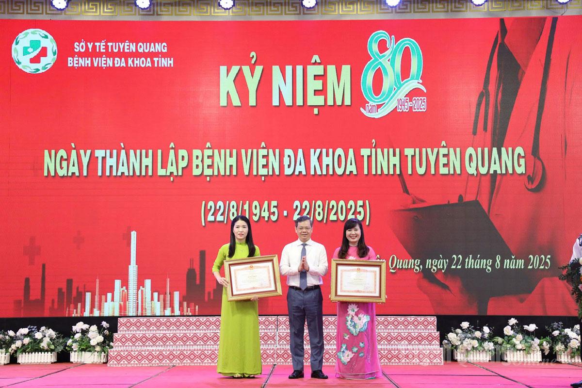 Đồng chí Nguyễn Văn Sơn, Phó Bí Thư Tỉnh uỷ, Chủ tịch HĐND tỉnh trao Bằng khen của Thủ tướng Chính phủ cho 2 cá nhân đã có thành tích xuất sắc trong công tác, góp phần vào sự nghiệp xây dựng Chủ nghĩa xã hội và Bảo vệ Tổ quốc.