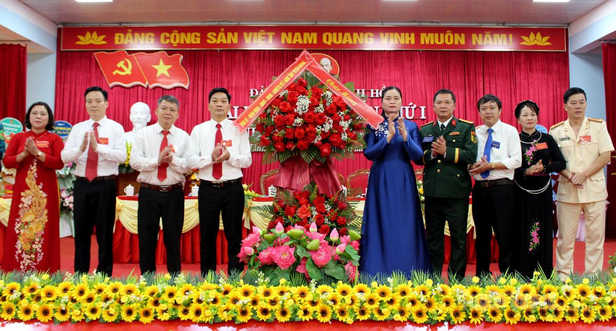 Đồng chí Ma Thị Thúy, Ủy viên BCH Đảng bộ tỉnh, Phó Trưởng Đoàn đại biểu Quốc hội hoạt động chuyên trách khóa XV tỉnh tặng hoa chúc mừng Đại hội. Ảnh: Hoàng Hà