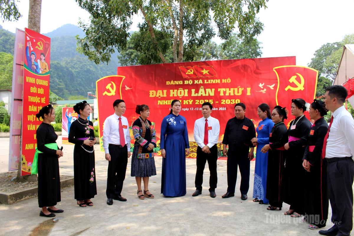 Các đại biểu trao đổi bên lề Đại hội. Ảnh: Hoàng Hà