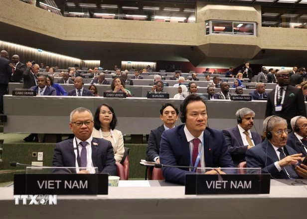 Deputy Chairman of the National Assemblys External Affairs Committee Nguyen Manh Tien, Ambassador Mai Phan Dung - Head of the Vietnamese Delegation in Geneva and delegates of the Vietnamese delegation at the 149th Assembly of the IPU. (Photo: VNA)