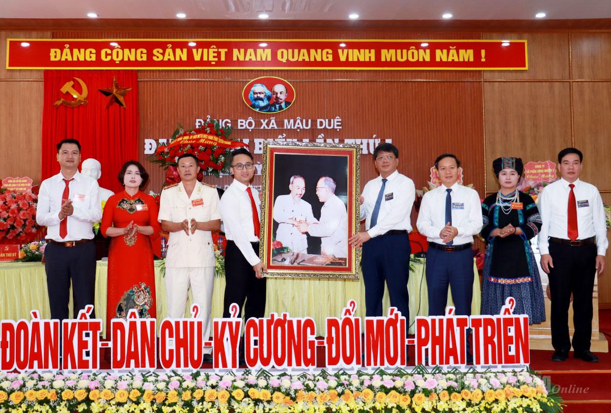 Phó Chủ tịch Thường trực Ủy ban MTTQ Việt Nam tỉnh Hà Trung Kiên tặng bức ảnh “Bác Hồ và Bác Tôn” cho xã Mậu Duệ. Ảnh: Trần Kế
