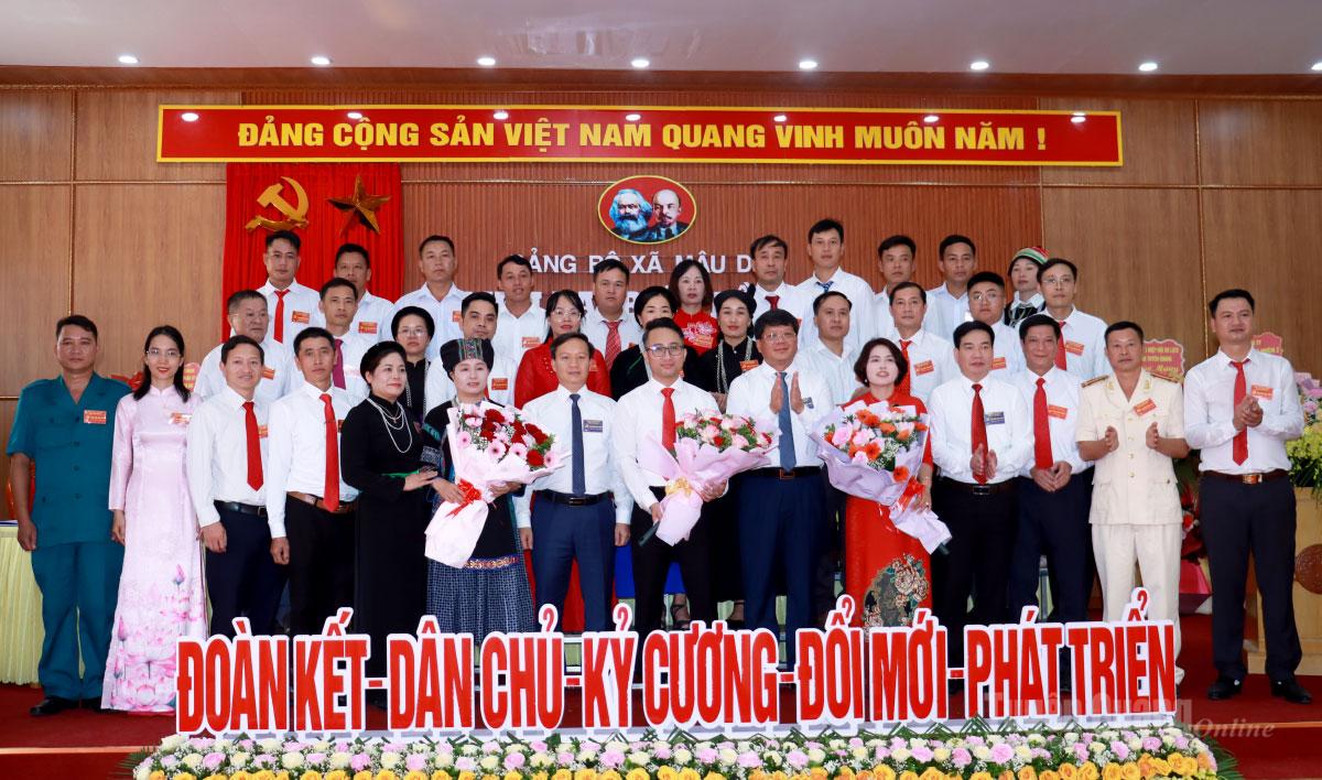 Đồng chí Hà Trung Kiên, Phó Chủ tịch Thường trực Ủy ban MTTQ Việt Nam tỉnh chụp ảnh lưu niệm và tặng hoa chúc mừng Ban Chấp hành Đảng bộ xã Mậu Duệ nhiệm kỳ 2025-2030. Ảnh: Trần Kế