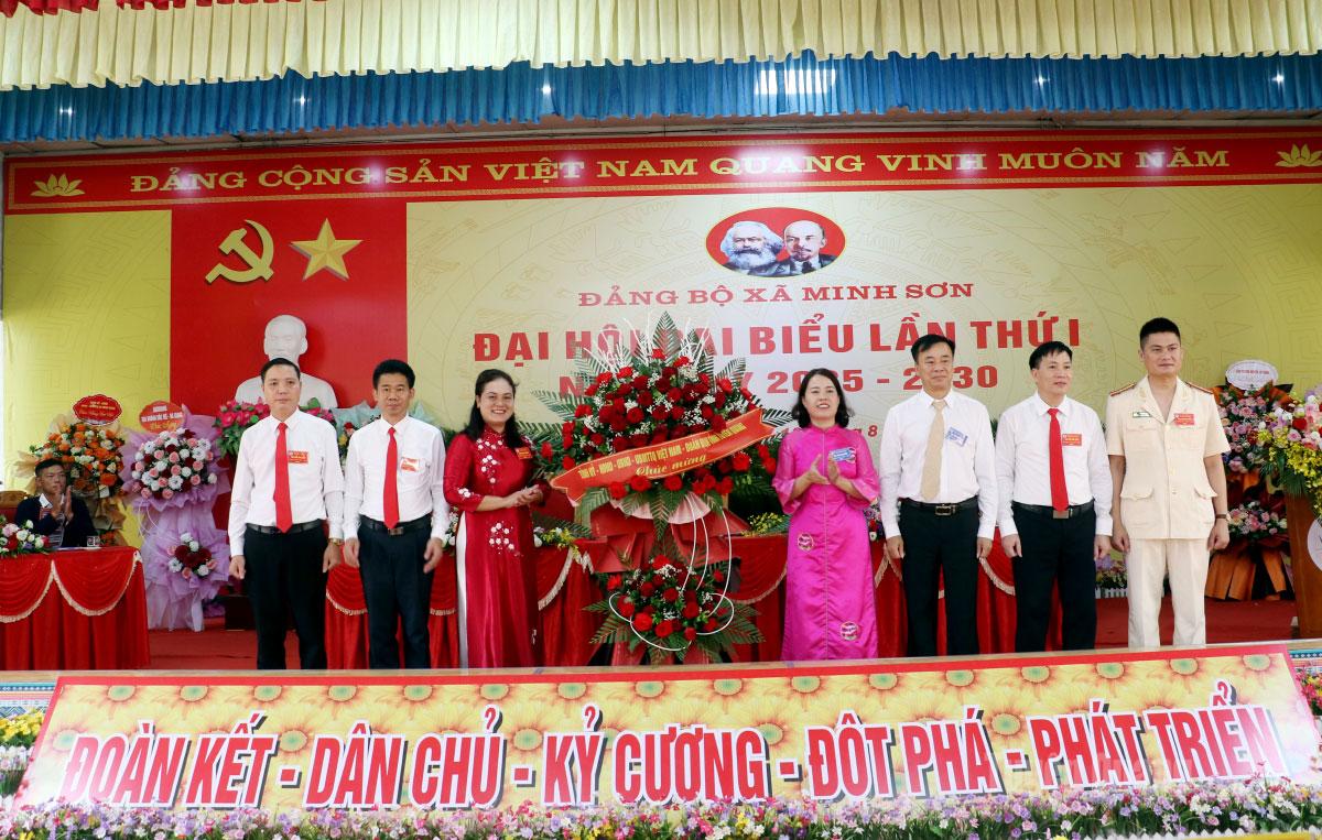Đồng chí Lý Thị Lan, Ủy viên Ban Thường vụ Tỉnh ủy, Trưởng đoàn ĐBQH hoạt động chuyên trách khóa XV tỉnh Tuyên Quang tặng hoa chúc mừng Đại hội. Ảnh: Hoàng Tuyến