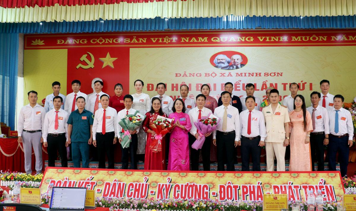 Trưởng đoàn ĐBQH hoạt động chuyên trách khóa XV đơn vị tỉnh Tuyên Quang Lý Thị Lan cùng các đại biểu tham quan gian hàng trưng bày sản phẩm địa phương. Ảnh: Hoàng Tuyến
