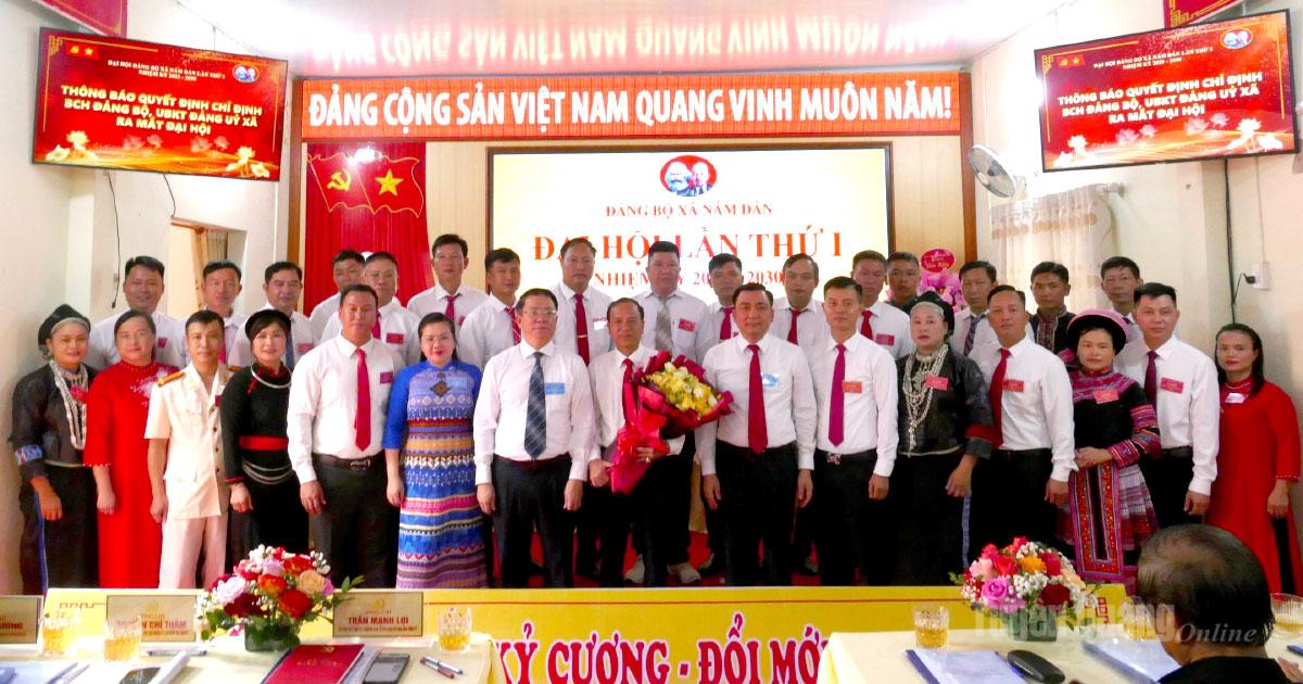 Trưởng Ban Tuyên giáo và Dân vận Tỉnh ủy Trần Mạnh Lợi tặng hoa chúc mừng Ban Chấp hành Đảng bộ xã Nấm Dẩn, nhiệm kỳ 2025 - 2030. Ảnh: Hồng Nhung
