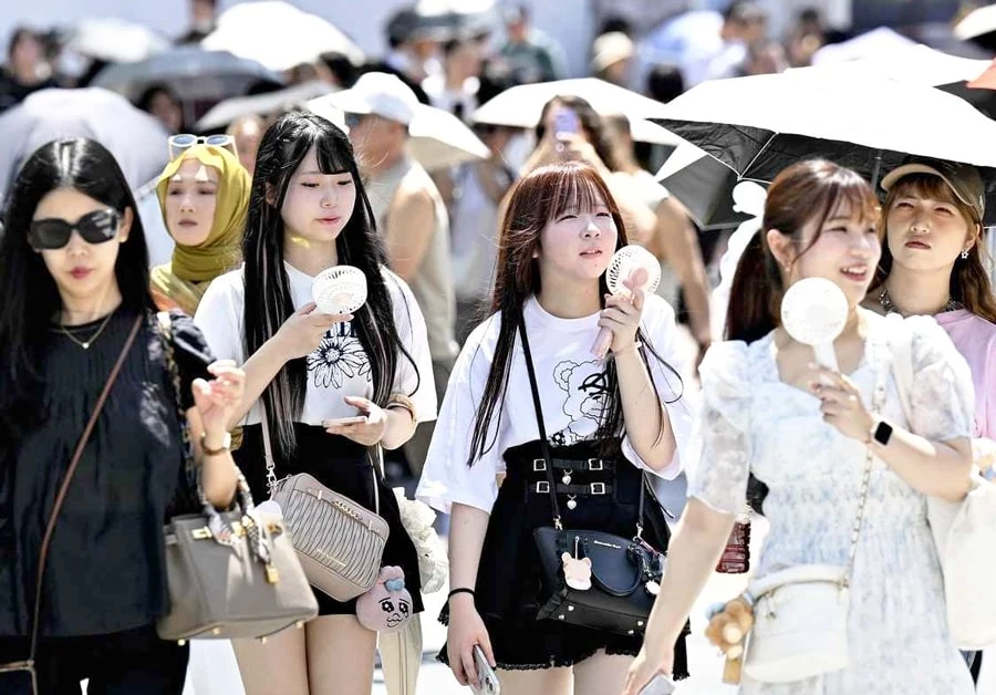 Nắng nóng tạo ra nhiều mối nguy hại cả với con người và nền kinh tế. Ảnh: The Japan News