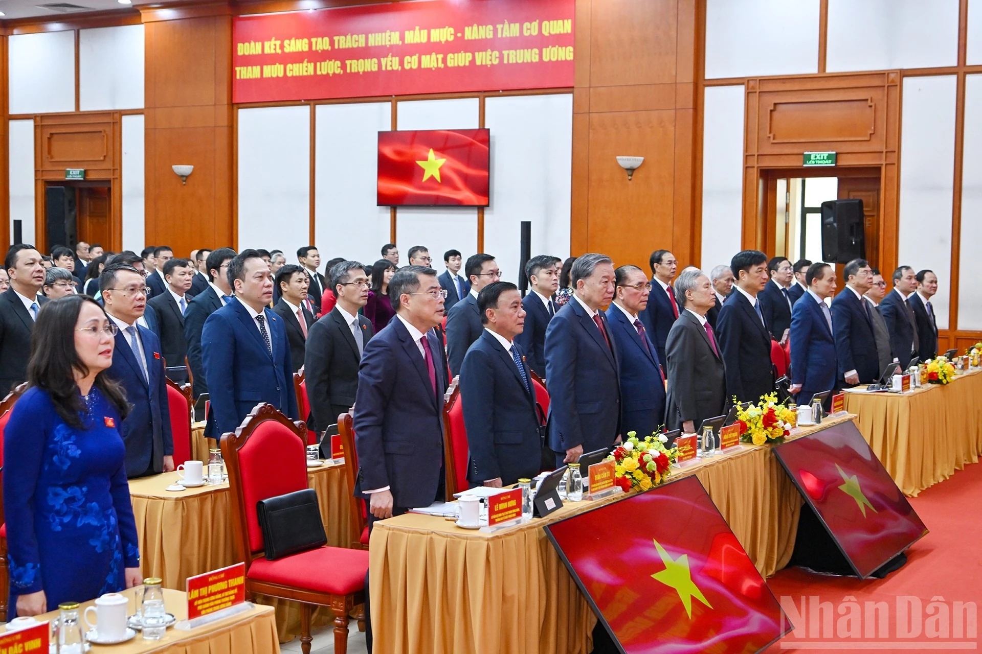 Tổng Bí thư Tô Lâm cùng các đồng chí lãnh đạo, nguyên lãnh đạo Đảng, Nhà nước và đại biểu thực hiện nghi lễ chào cờ tại Đại hội.