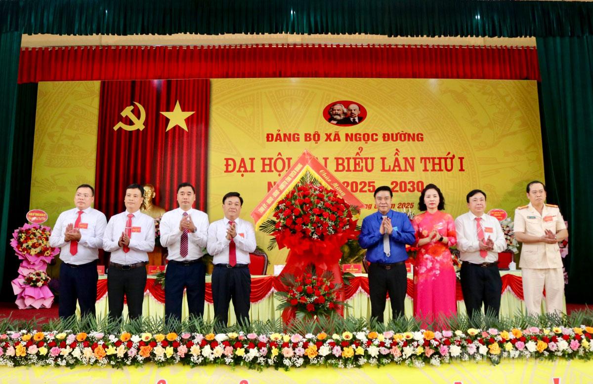 Đồng chí Phó Chủ tịch UBND tỉnh Hoàng Gia Long tặng hoa chúc mừng Đại hội. Ảnh: Khánh Huyền