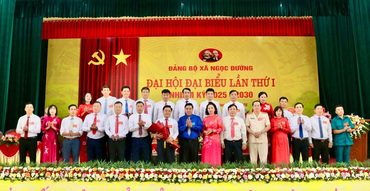 Đồng chí Phó Chủ tịch UBND tỉnh Hoàng Gia Long tặng hoa chúc mừng Ban Chấp hành Đảng bộ xã Ngọc Đường, nhiệm kỳ 2025-2030. Ảnh: Khánh Huyền
