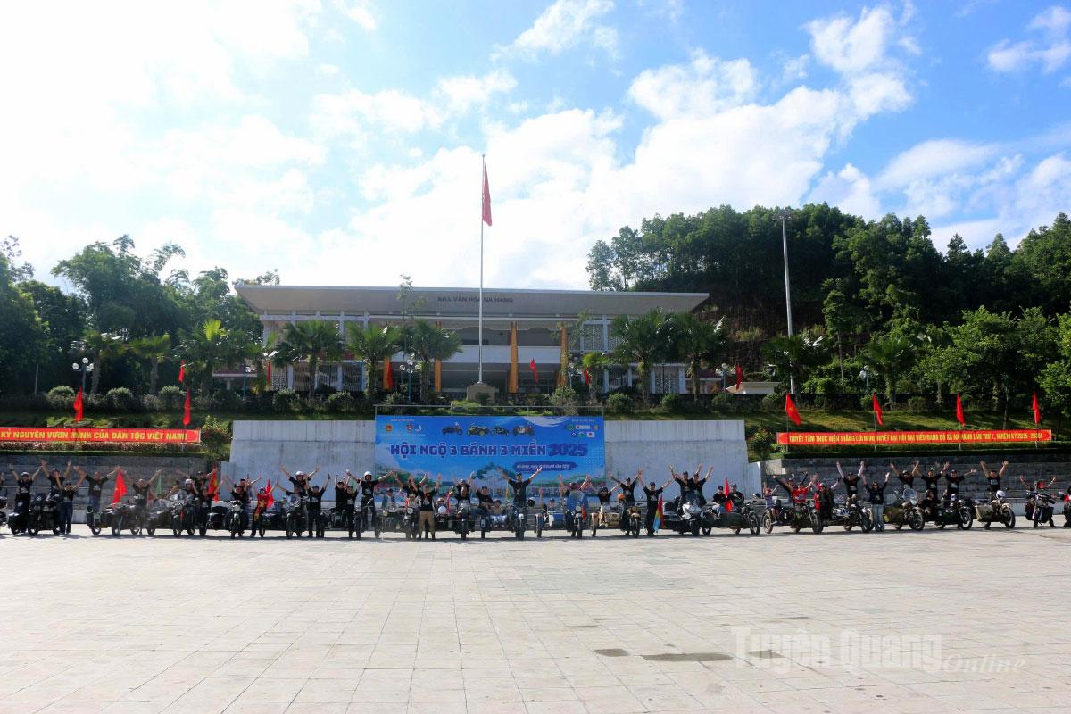 Hội ngộ 3 bánh 3 miền và trình diễn kỹ năng lái xe 3 bánh tại Quảng trường xã Nà Hang.