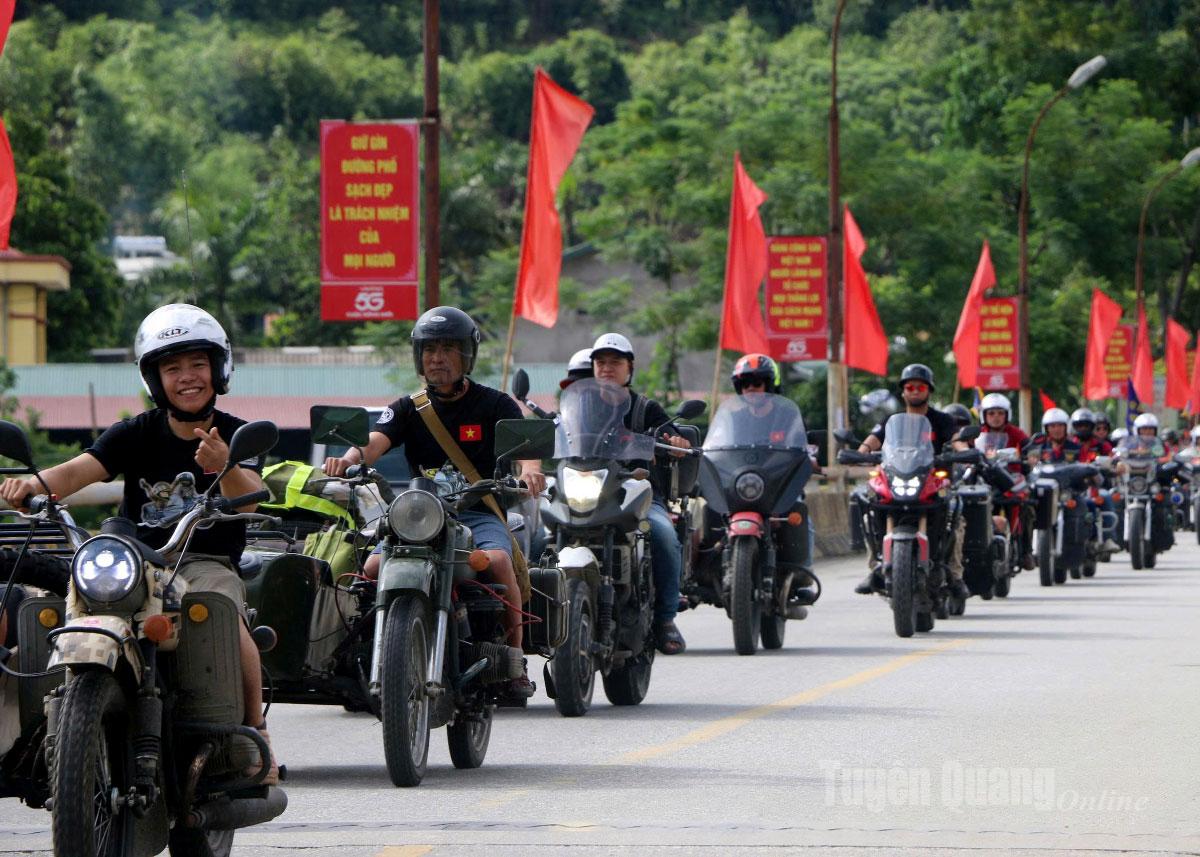Đoàn tổ chức diễu hành mô tô 3 bánh trên các trục đường chính của xã Nà Hang.