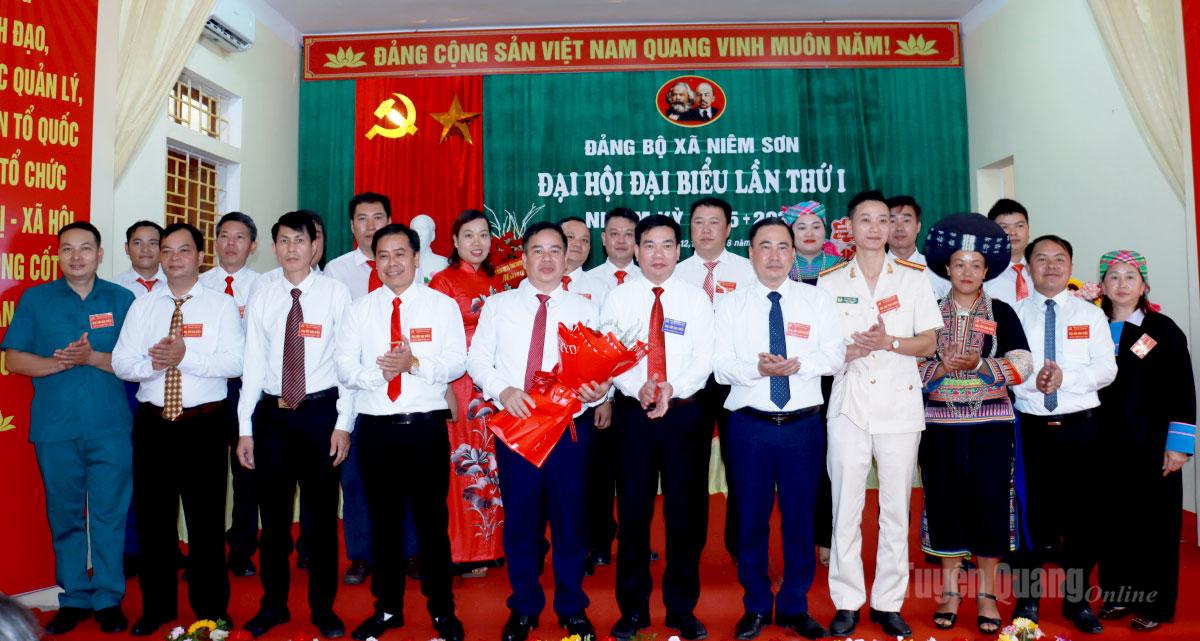 Ban Chấp hành Đảng bộ xã Niêm Sơn nhiệm kỳ 2025-2030 ra mắt Đại hội. Ảnh: Trần Kế