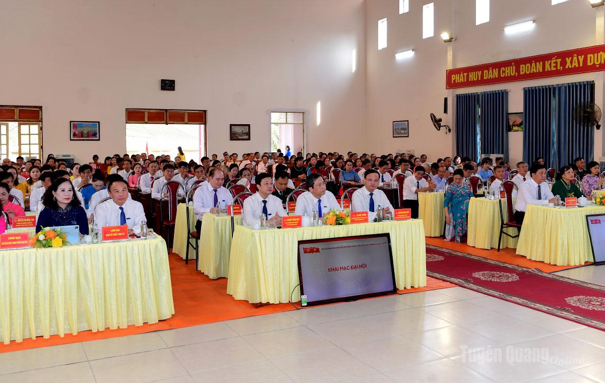 Đồng chí Nguyễn Mạnh Tuấn, Ủy viên Ban Thường vụ Tỉnh ủy, Phó Chủ tịch Thường trực UBND tỉnh và đại biểu dự Đại hội Đảng bộ phường Nông Tiến. Ảnh: Quốc Việt