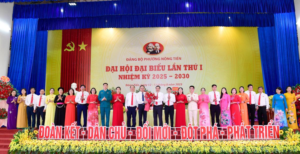 Đồng chí Nguyễn Mạnh Tuấn, Ủy viên Ban Thường vụ Tỉnh ủy, Phó Chủ tịch Thường trực UBND tỉnh tặng hoa chúc mừng BCH Đảng bộ phường Nông Tiến, nhiệm kỳ 2025-2030. Ảnh: Quốc Việt