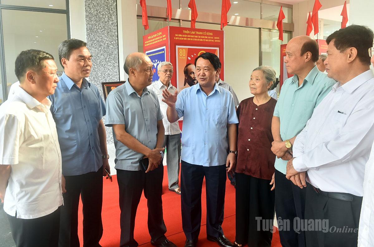 Đồng chí Bí thư Tỉnh ủy Hầu A Lềnh trao đổi với các đại biểu bên lề hội nghị.