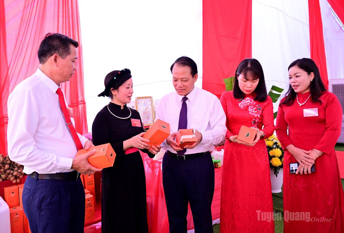 Đồng chí Vân Đình Thảo và các đại biểu mong muốn xã Phù Lưu chú trọng phát triển các sản phẩm OCOP nổi trội của địa phương. Ảnh: Quang Hòa