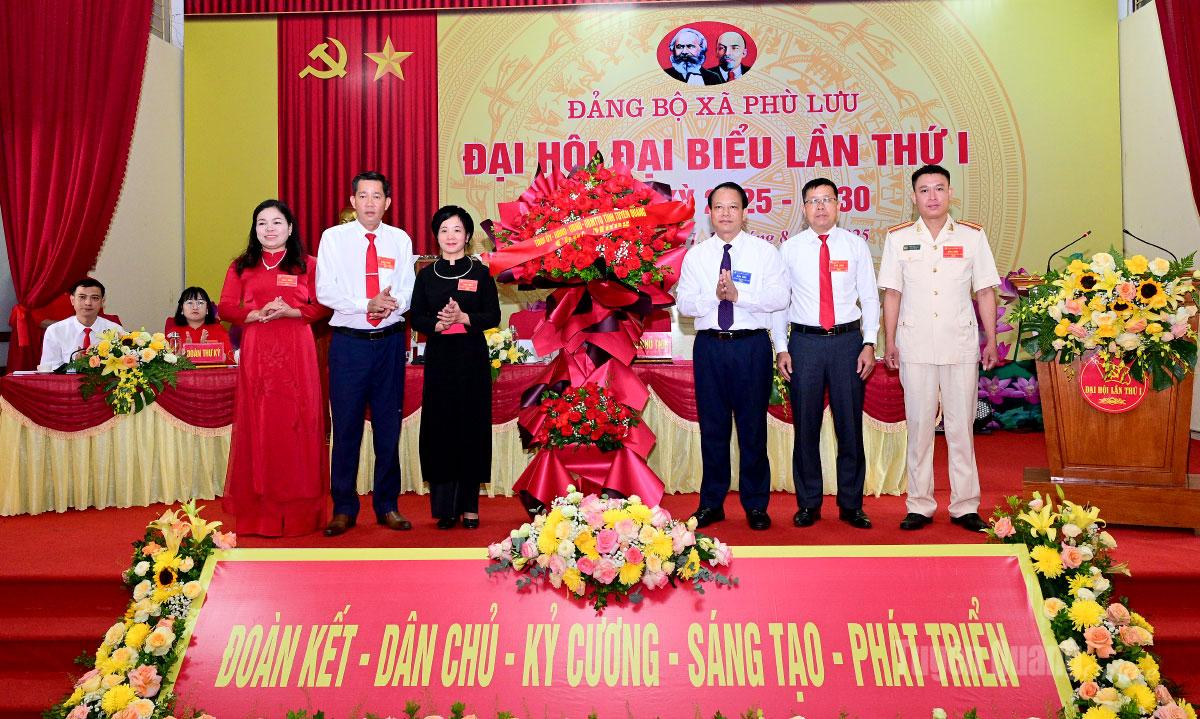 Đồng chí Vân Đình Thảo tặng hoa chúc mừng Đại hội Đảng bộ xã Phù Lưu. Ảnh: Quang Hòa