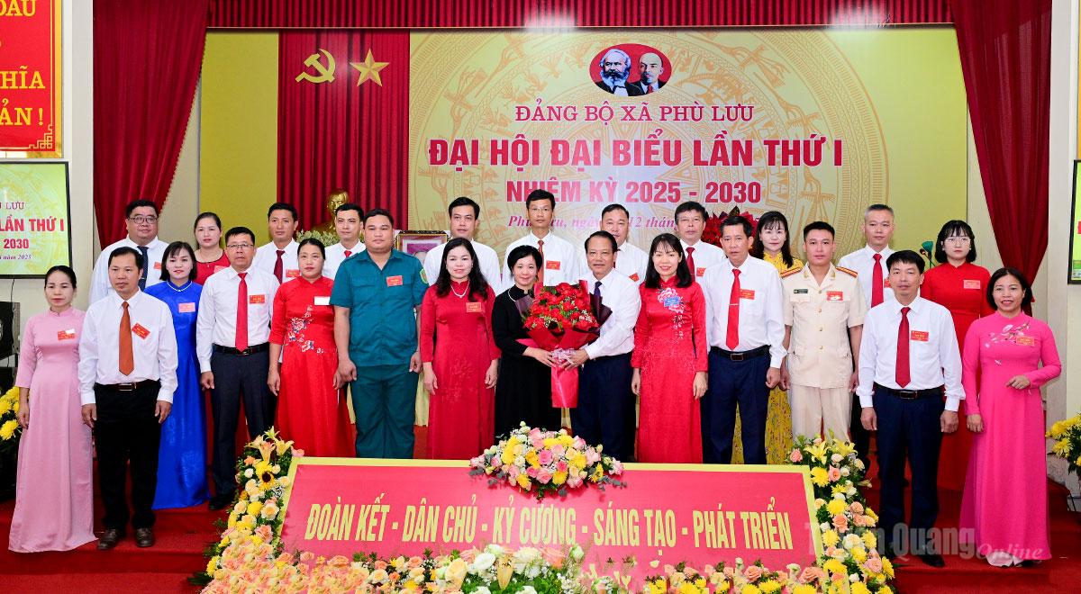 Đồng chí Vân Đình Thảo và các địa biểu chụp ảnh với Ban Chấp hành Đảng bộ xã Phù Lưu, nhiệm kỳ 2025-2030. Ảnh: Quang Hòa