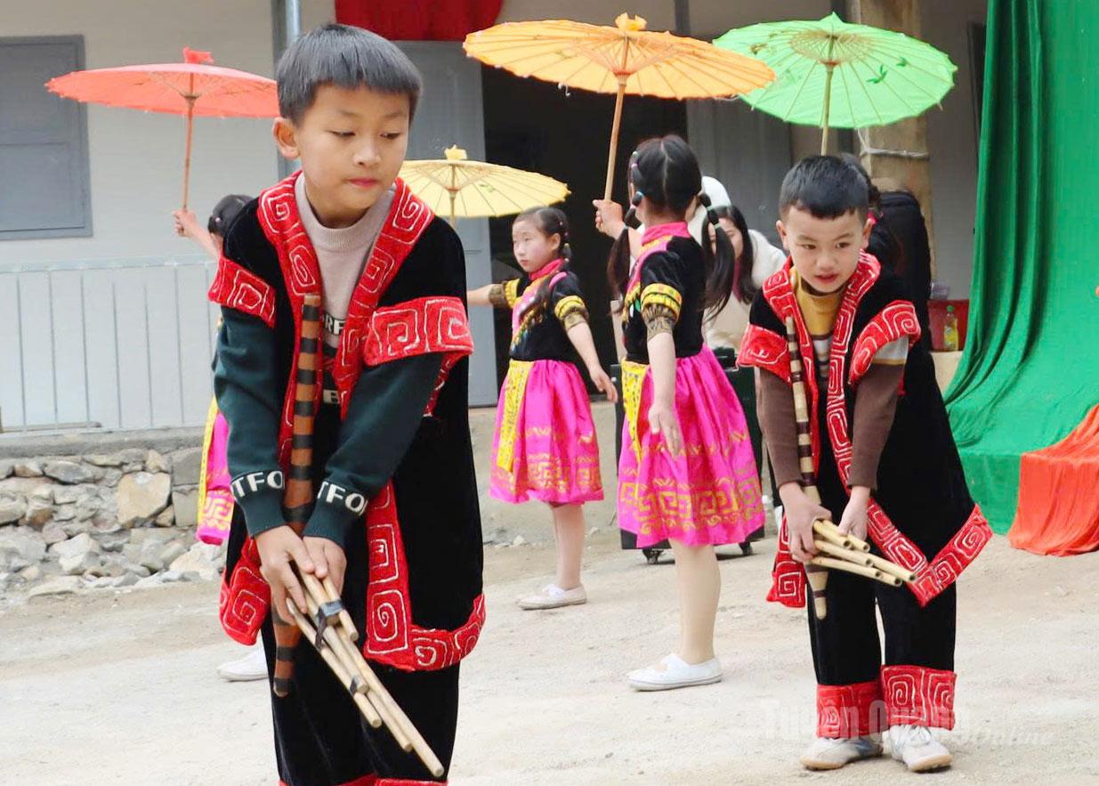 The “little flowers” of the Stone Plateau passionately perform traditional dances.