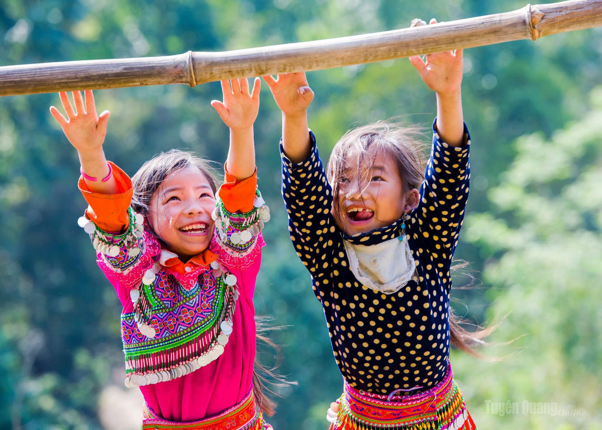 The innocent joy of two young H’mong girls in Ban May commune.