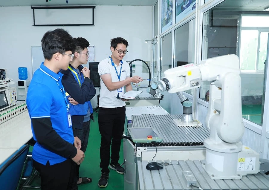 Thiết bị tự động do Công ty cổ phần Công nghệ thiết bị Tân Phát (phường Thanh Liệt) sản xuất. Ảnh: Nguyễn Quang