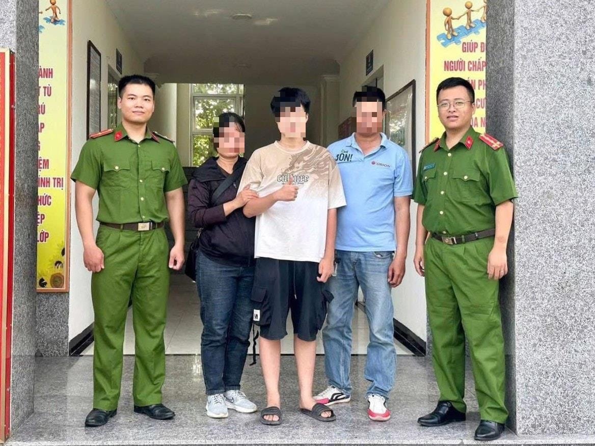 Công an phường Sơn Tây giải cứu cháu M. bàn giao cho gia đình. Ảnh: TL