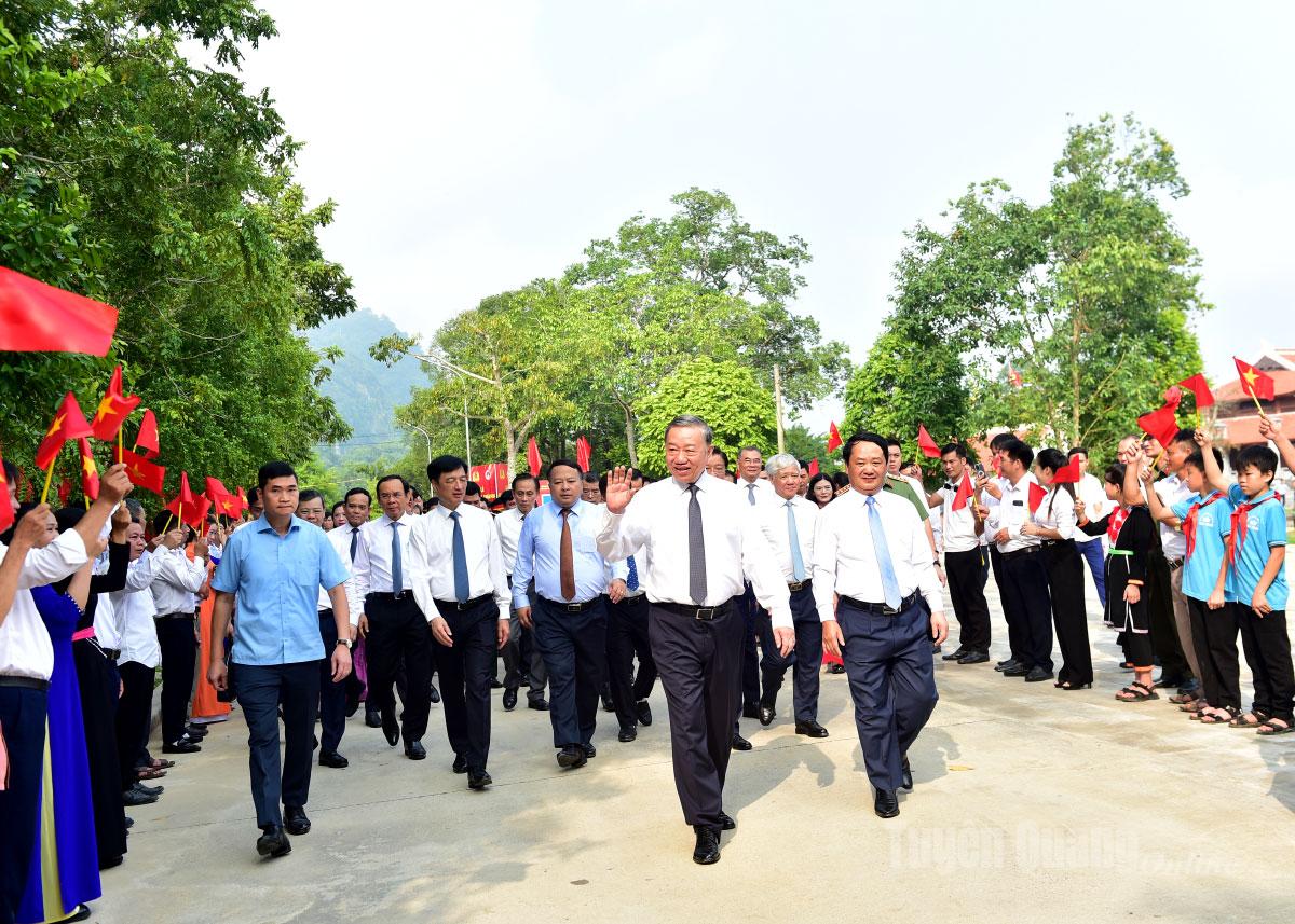 Tổng Bí thư Tô Lâm cùng các đồng chí lãnh đạo Đảng, Nhà nước, Ủy ban Trung ương MTTQ Việt Nam, lãnh đao tỉnh Tuyên Quang và các đại biểu đến dự buổi lễ.