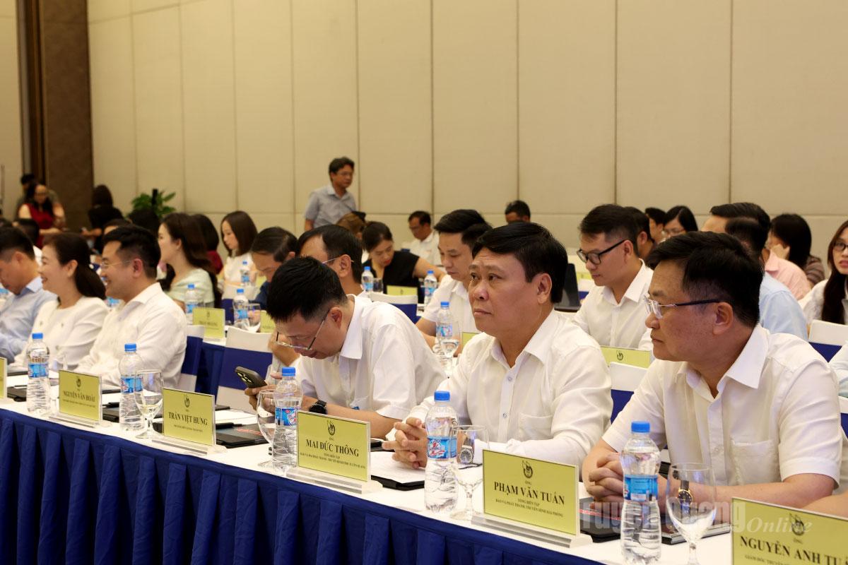 Đồng chí Mai Đức Thông, Ủy viên BCH Đảng bộ tỉnh, Tổng Biên tập Báo và phát thanh, truyền hình Tuyên Quang và đại biểu dự diễn đàn.