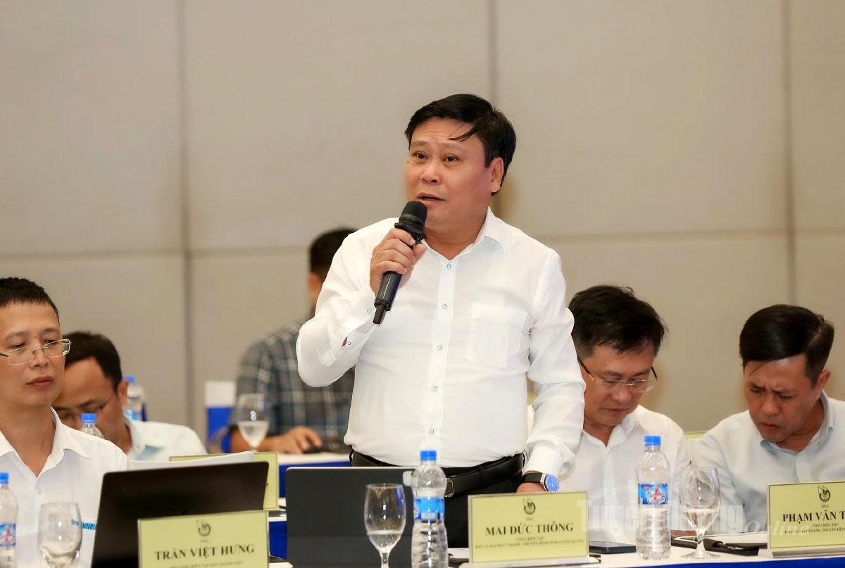 Đồng chí Mai Đức Thông, Ủy viên BCH Đảng bộ tỉnh, Tổng Biên tập Báo và phát thanh, truyền hình Tuyên Quang phát biểu ý kiến.