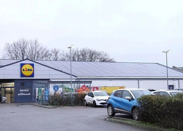 A supermarket in Germany installs a solar panel system. (Photo: Xinhua)