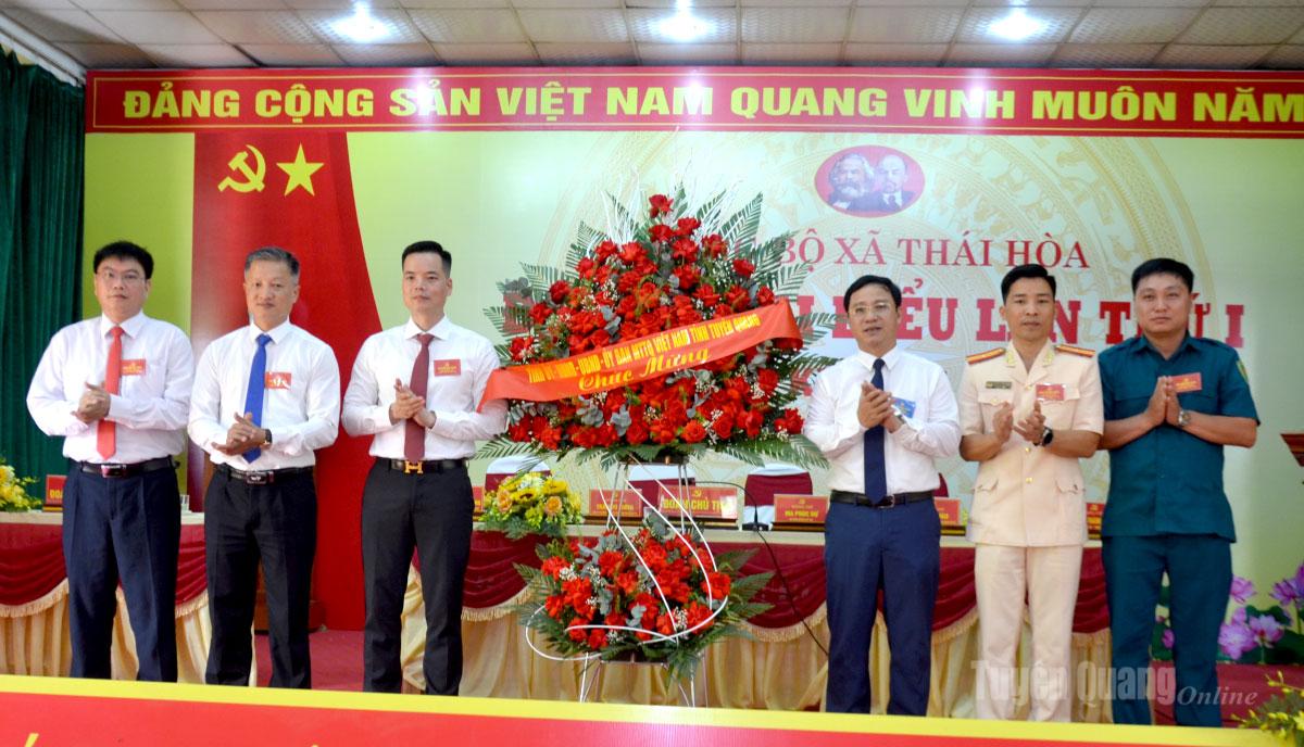 Đồng chí Nguyễn Thành Trung, Uỷ viên Ban chấp hành Đảng bộ tỉnh, Phó Trưởng ban Tổ chức Tỉnh uỷ tặng hoa chúc mừng Đại hội Đảng bộ xã Thái Hoà. Ảnh: Trang Tâm