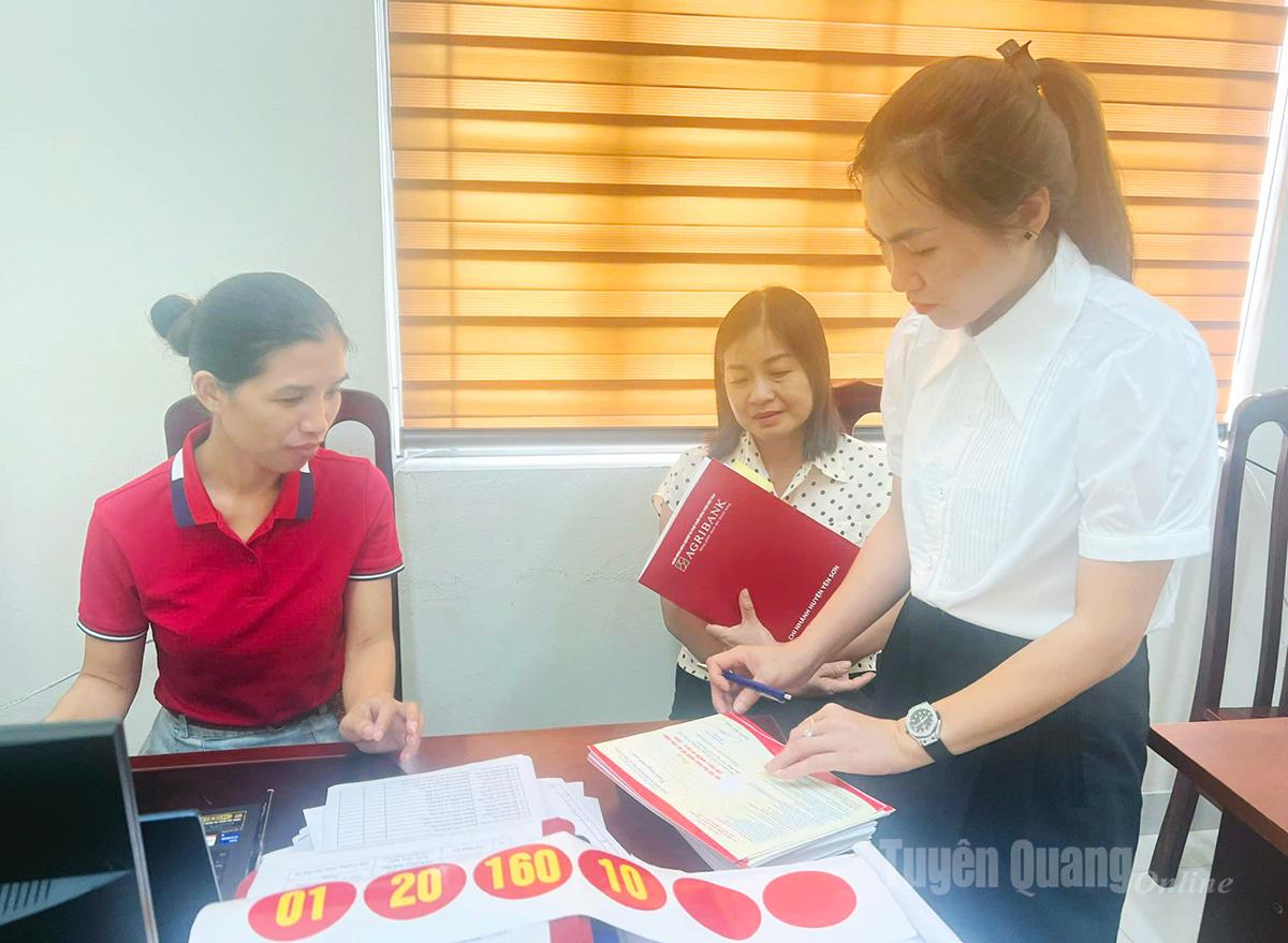 Cán bộ Văn phòng Đảng ủy xã Thái Bình rà soát công tác chuẩn bị Đại hội.
