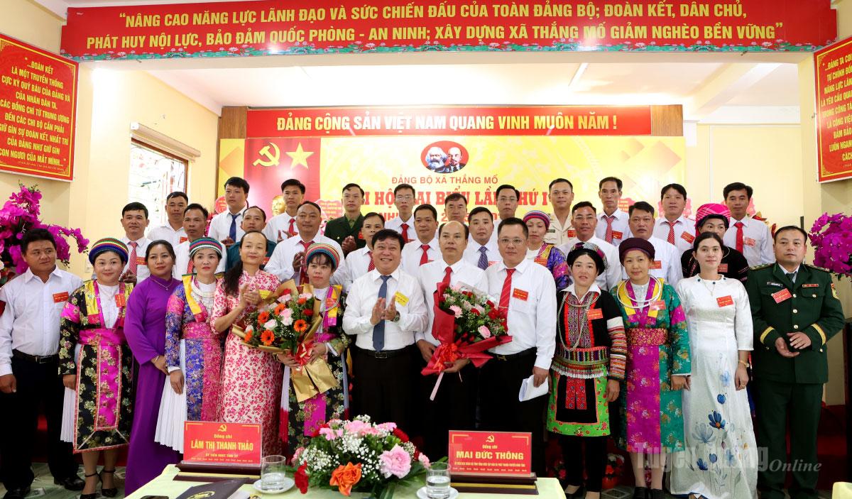 Đồng chí Mai Đức Thông, Ủy viên BCH Đảng bộ tỉnh, Tổng Biên tập Báo và phát thanh, truyền hình Tuyên Quang tặng hoa chúc mừng BCH Đảng bộ xã Thắng Mố, nhiệm kỳ 2025-2030. Ảnh: Lý Thu