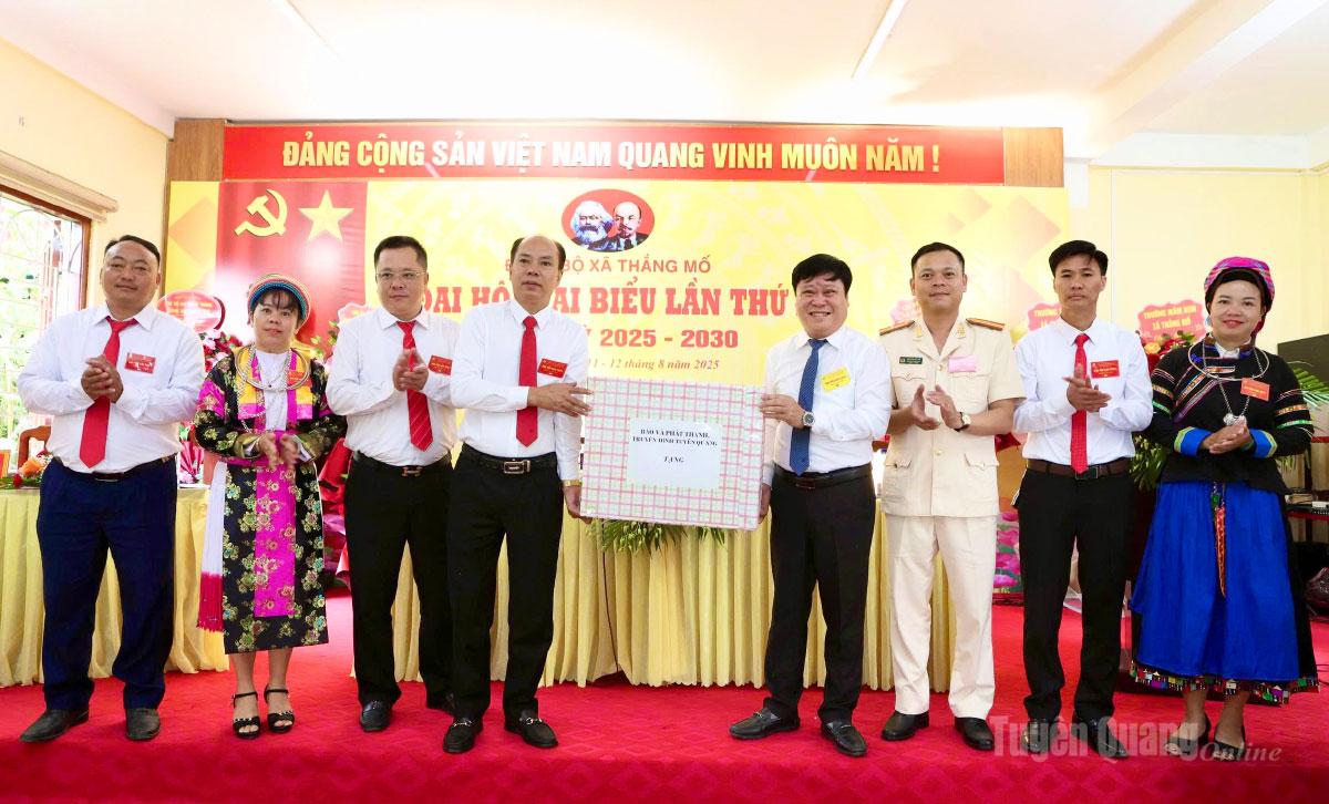 Đồng chí Mai Đức Thông, Ủy viên BCH Đảng bộ tỉnh, Tổng Biên tập Báo và phát thanh, truyền hình Tuyên Quang tặng 1 bộ máy tính cho xã Thắng Mố. Ảnh: Lý Thu