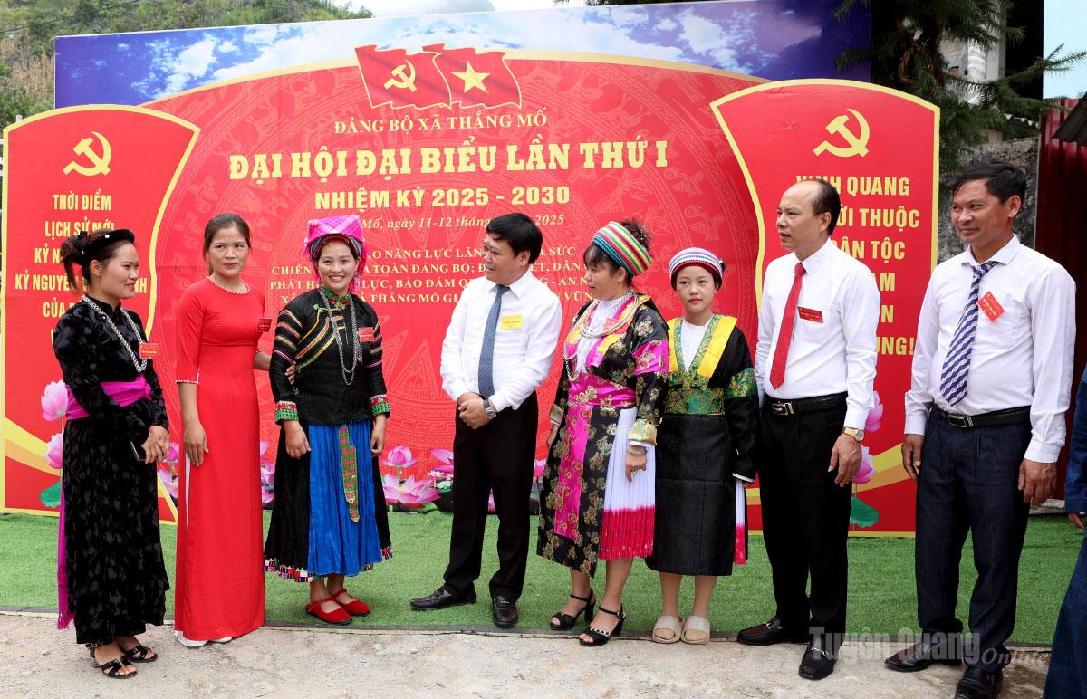 Tổng Biên tập Báo và phát thanh, truyền hình Tuyên Quang Mai Đức Thông trao đổi cùng đại biểu bên lề Đại hội. Ảnh: Lý Thu