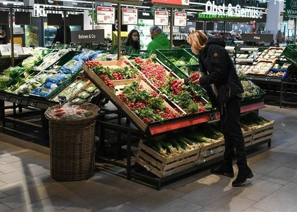 People shop at a supermarket in Frankfurt, Germany. (Photo: Xinhua/VNA)