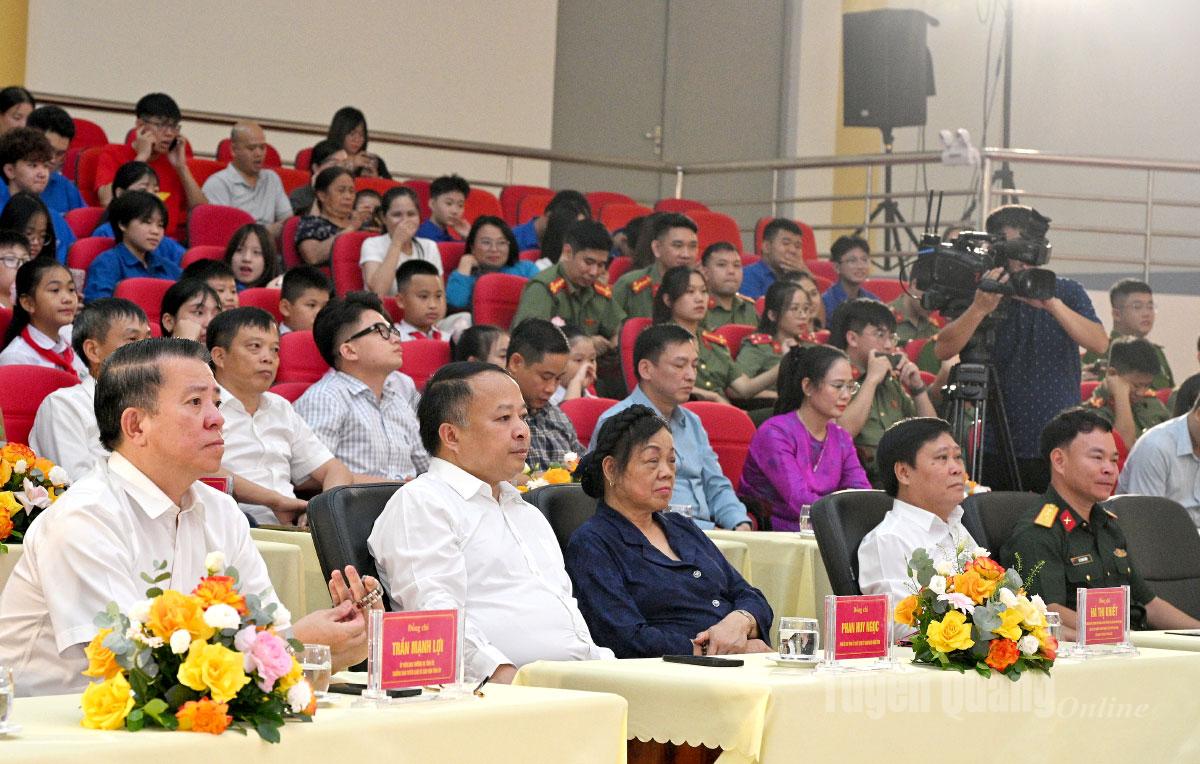 Các đồng chí nguyên lãnh đạo Trung ương, lãnh đạo, nguyên lãnh đạo tỉnh và các đại biểu dự chương trình.