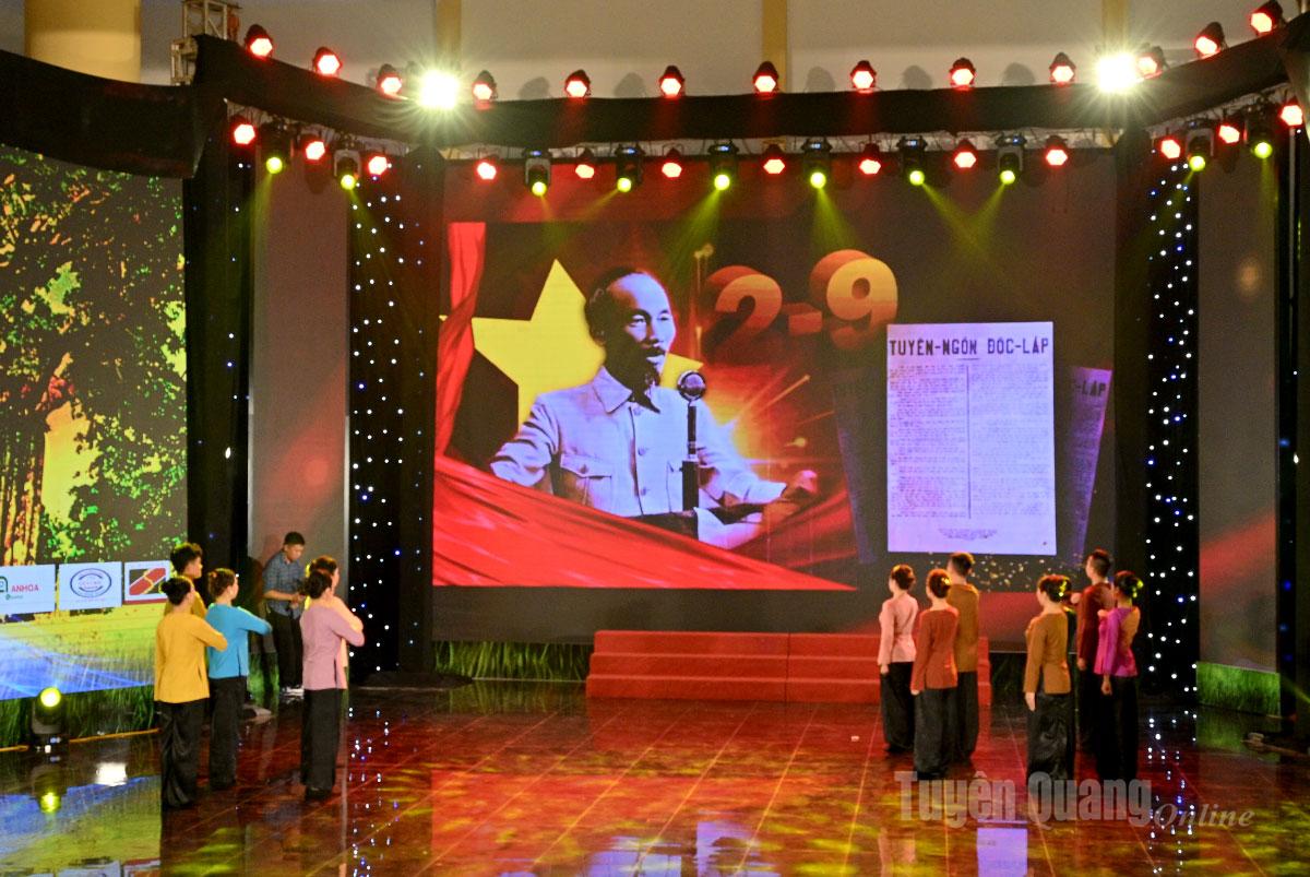 Chủ tịch Hồ Chí Minh đọc Tuyên ngôn độc lập.