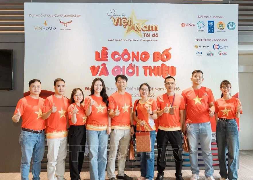The “My Viet Nam 2025” marathon sets Viet Nam marathon record for the largest number of participants wearing the national “Red Flag with Yellow Star” shirt. (Photo: VNA)