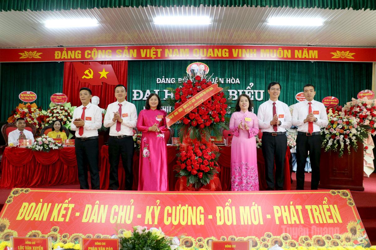 Đồng chí Lý Thị Lan, Ủy viên Ban Thường vụ Tỉnh ủy, Trưởng Đoàn ĐBQH hoạt động chuyên trách khóa XV tỉnh Tuyên Quang tặng hoa chúc mừng Đại hội. Ảnh: Hoàng Tuyến