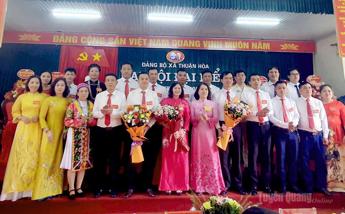 Đồng chí Lý Thị Lan, Ủy viên Ban Thường vụ Tỉnh ủy, Trưởng Đoàn ĐBQH hoạt động chuyên trách khóa XV tỉnh Tuyên Quang tặng hoa chúc mừng Ban Chấp Hành Đảng bộ xã Thuận Hòa, nhiệm kỳ 2025-2030. Ảnh: Hoàng Tuyến