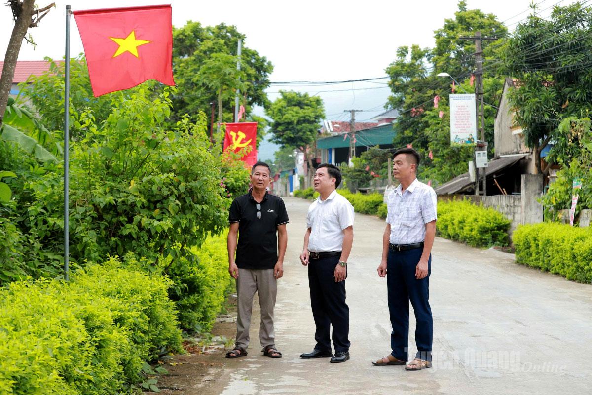 Lãnh đạo xã Sơn Thủy tuyên truyền, vận động người dân treo cờ chào mừng Quốc khánh.