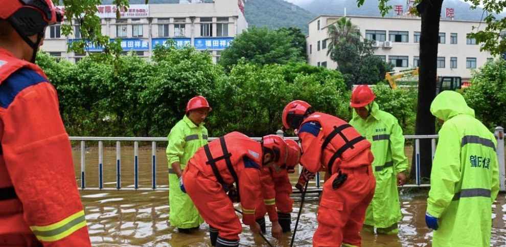 Lực lượng cứu hộ mở một hố ga thoát nước trên một con đường ở quận Đoan Châu, thành phố Triệu Khánh, tỉnh Quảng Đông, Trung Quốc, ngày 5–8. Ảnh: Tân Hoa xã