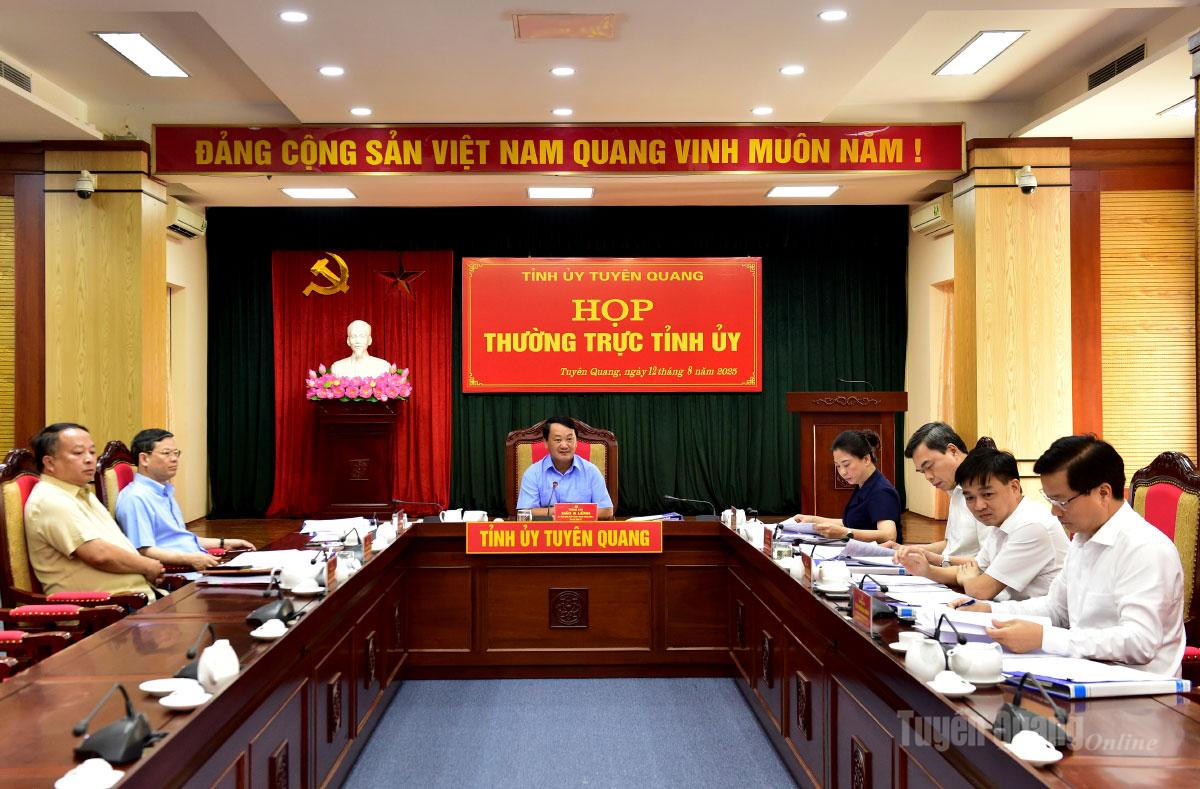 Các đại biểu dự họp.