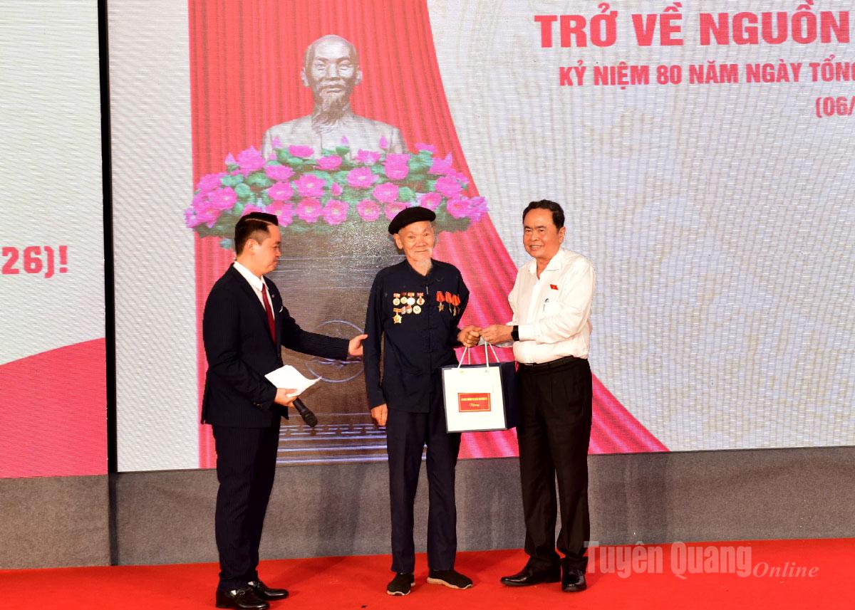Chủ tịch Quốc hội Trần Thanh Mẫn tặng quà cụ Hoàng Ngọc, nhân chứng sống cuối cùng tham gia Đội nhi đồng Cứu quốc, chào mừng Quốc dân Đại hội.