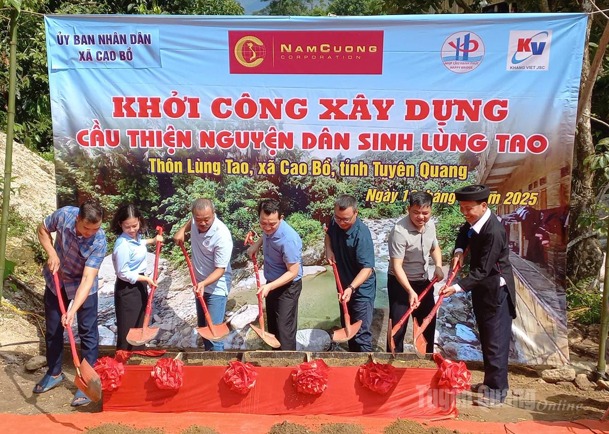 Các đồng chí lãnh đạo xã cùng nhà tài trợ khởi công xây dựng cầu dân sinh Lùng Tao, xã Cao Bồ.