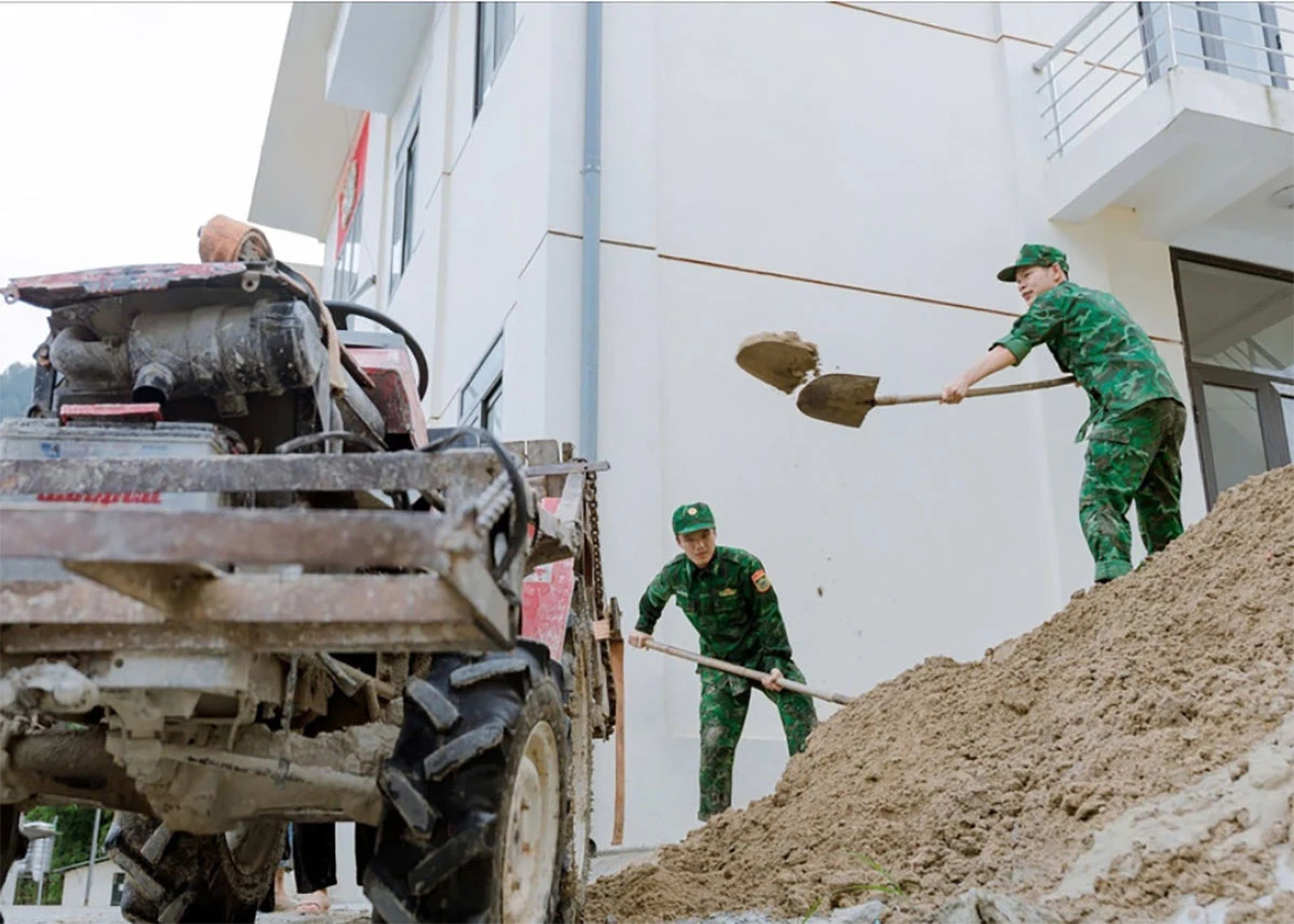 Lực lượng hỗ trợ giúp nhà trường khắc phục ảnh hưởng do sạt lở đất.